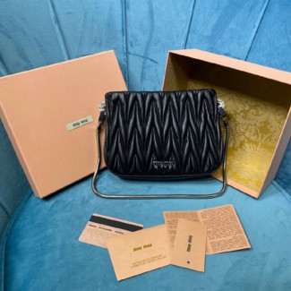 미우미우 새씨 마틀라쎄 숄더백 5BA020 블랙