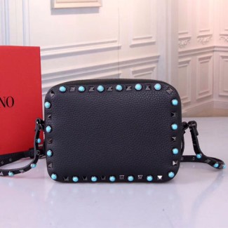 발렌티노 스몰 스탐파 알체 송아지 가죽 락스터드 크로스 바디백 RW2B0809 블랙