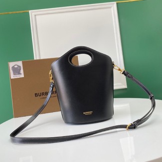버버리 스몰 레더 포켓 버킷 백 80462401 블랙