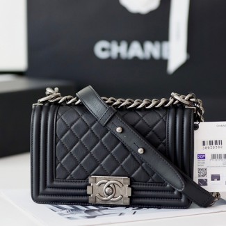 샤넬 보이 스몰 플랩백 A67085 캐비어 블랙 은장 ++